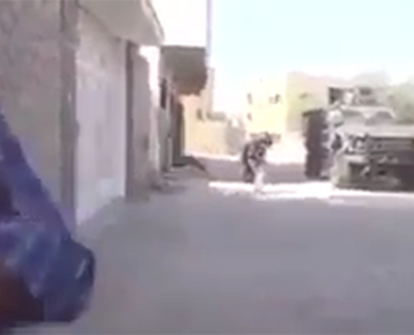 بالفيديو: مراسل التلفزيون السعودي ينجو بأعجوبة من قذيفة حوثية